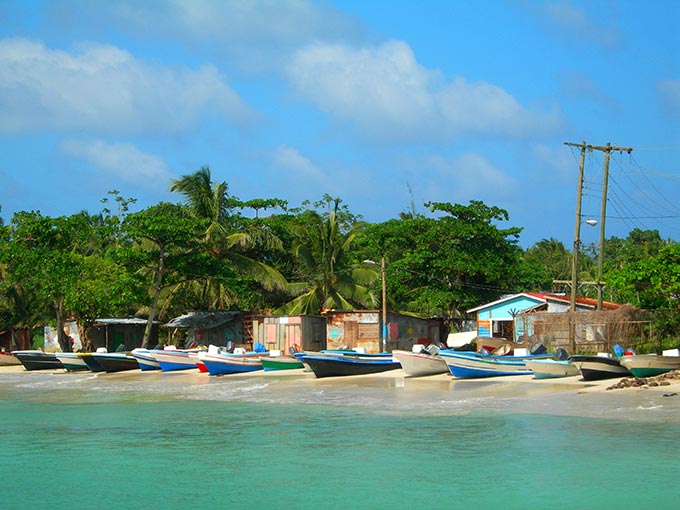 Путешественники могут насладиться красочными креольскими домами здесь, а искатели приключений могут нырять или плавать в спокойных водах Карибского моря